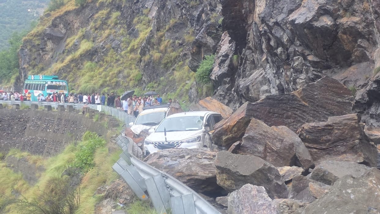 Fresh landslide blocks Jammu-Srinagar National Highway