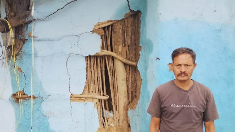 हाथी ने मझगांव के तीन घरों पर बोला हमला