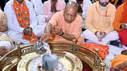 UP: CM Yogi offers prayers to Lodheshwar Mahadev in Barabanki; to gift 82 projects worth ₹550 crore.