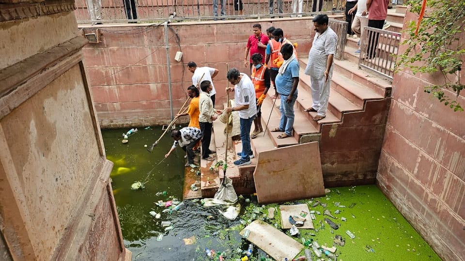 Saints and Officials Join Hands for Massive Cleanliness Drive in Vrindavan