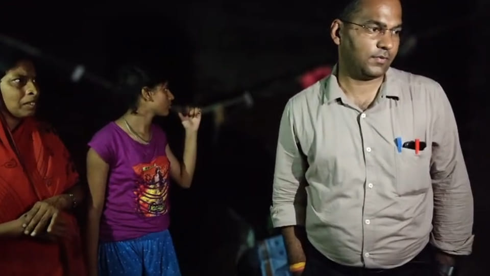 बिरसिंहपुर गांव में विधवा के घर पहुंचे एसडीएम