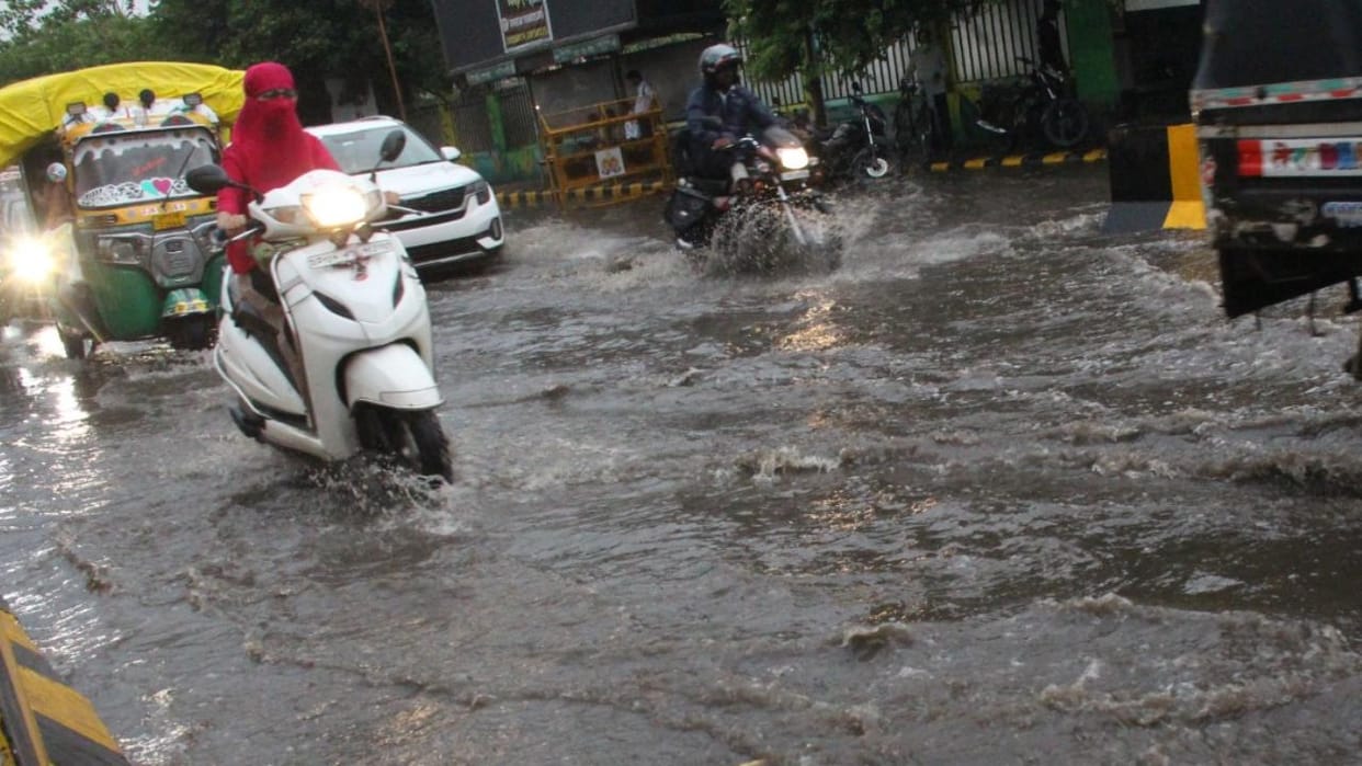 Jhansi: Heavy rain likely for six days; mercury drops by three degrees due to daytime cloud cover.