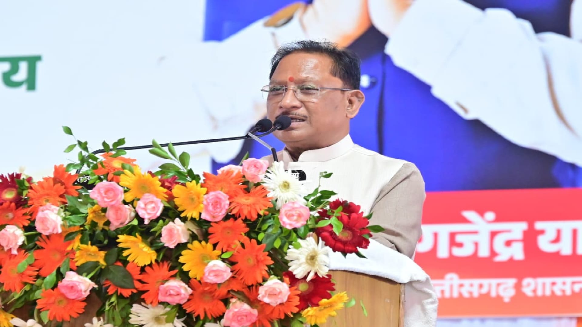 CM vishnudeo Sai shared a meal with school children in patan school durg