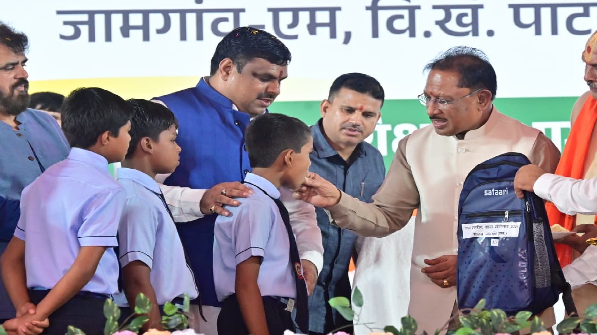 CM vishnudeo Sai shared a meal with school children in patan school durg