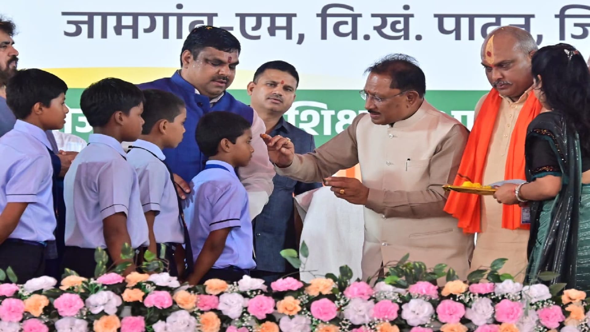 CM vishnudeo Sai shared a meal with school children in patan school durg