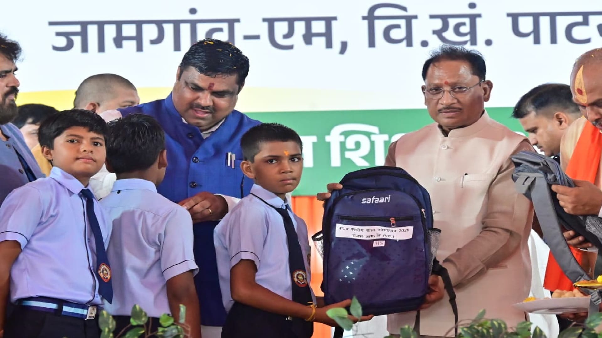 CM vishnudeo Sai shared a meal with school children in patan school durg