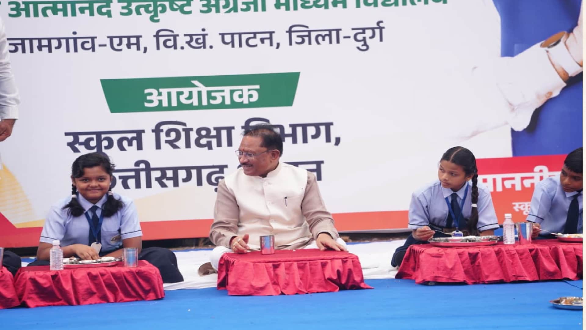 सीएम साय ने स्कूली बच्चों के साथ किया भोजन