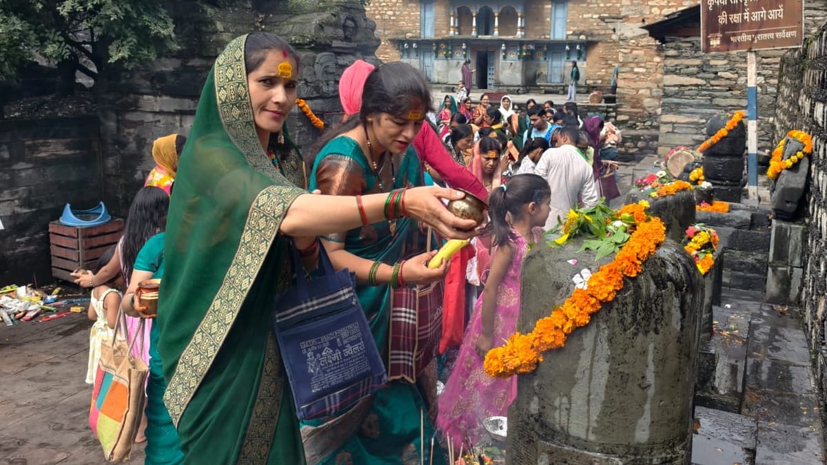Sawan Somwar: बम-बम भोले के जयकारों से गूंजे शिवालय, जलाभिषेक के लिए उमड़ी श्रद्धालुओं की भीड़