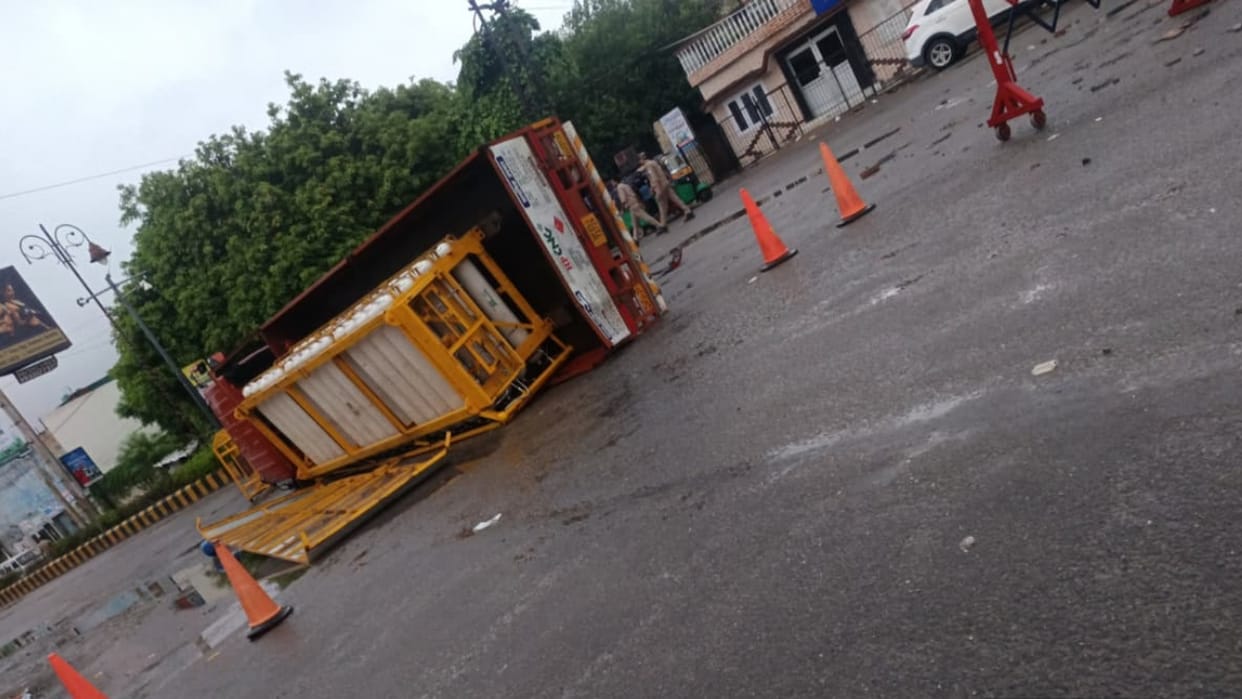 Truck loaded with CNG cylinders overturns near petrol pump in Bareilly