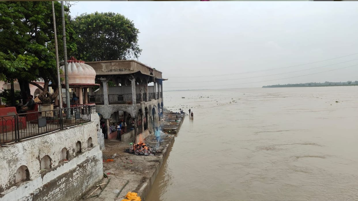 Water levels of Saryu and Rapti rivers have receded in Gorakhpur, but Muktipath in Barhalganj remains submerge