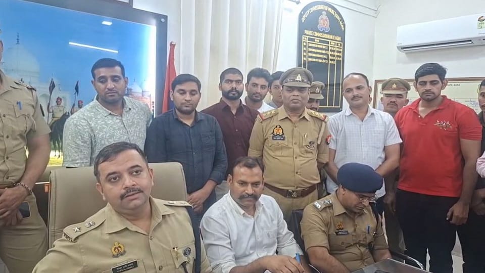 Theft at Jeeva Jewellery store police solved in Agra cctv footage