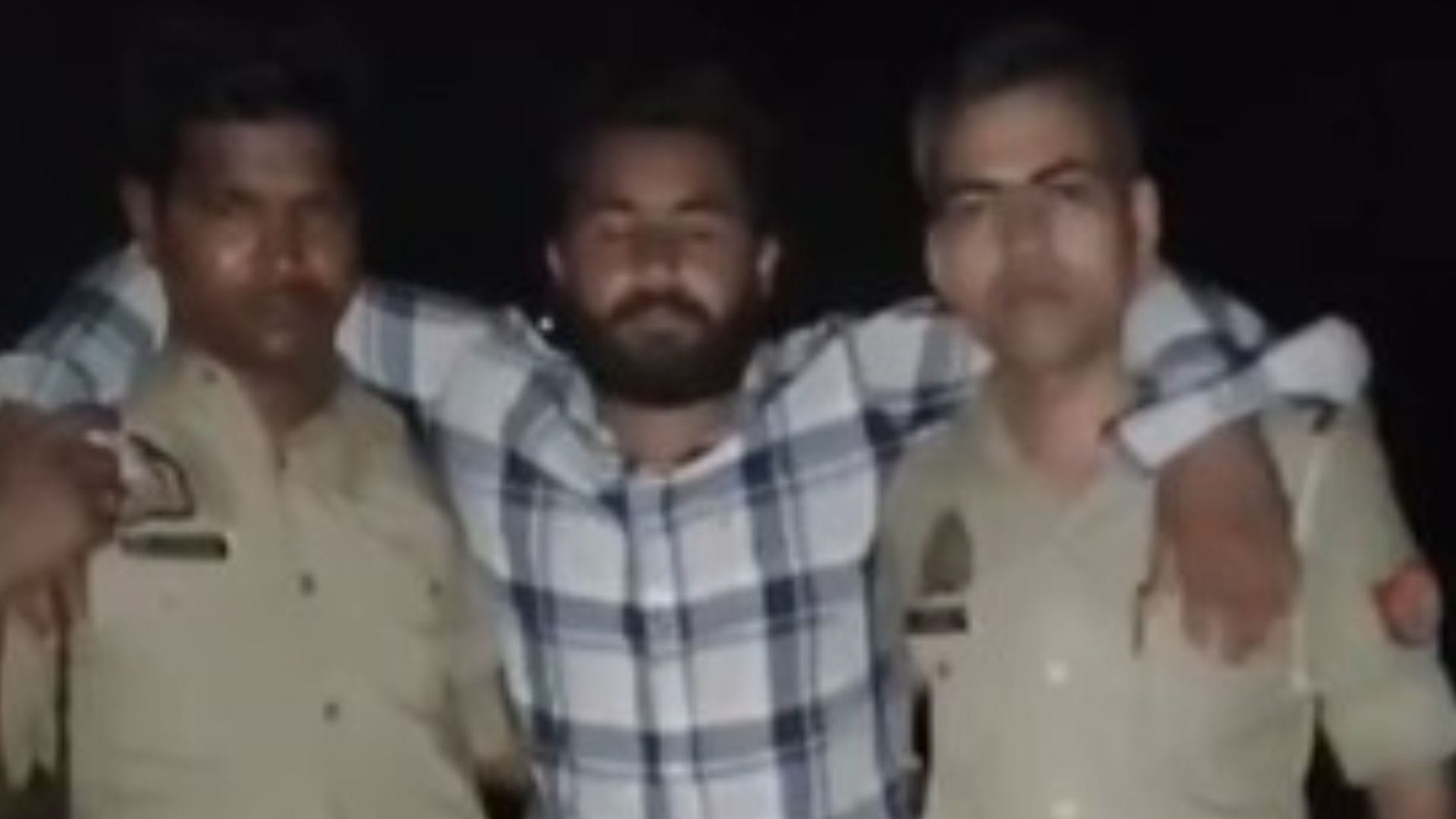 घायल बदमाश को अस्पताल ले जाती पुलिस।