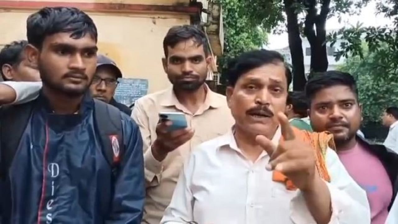 श्रम विभाग के कार्यालय परिसर में गिग वर्कर्स