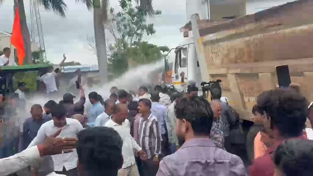 indore-news-farmers-tractor-rally-police-water-cannon-land-acquisition-protest