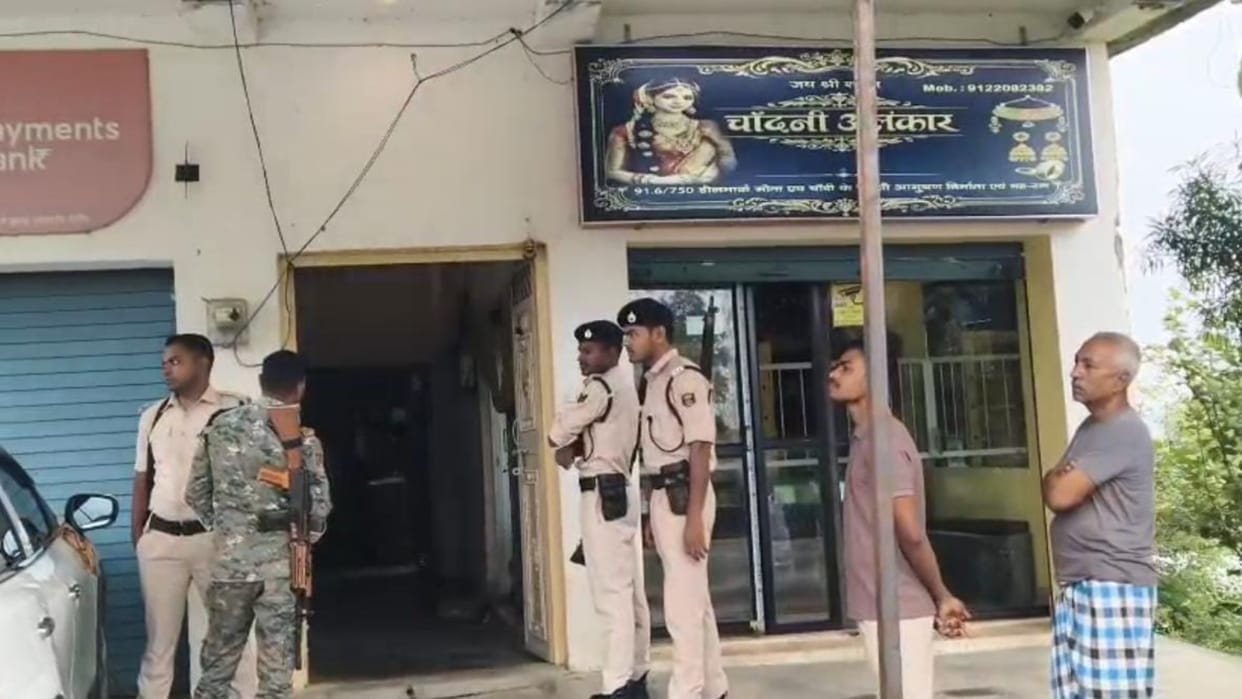 patna masaurhi jewellery shop house robbery 40 lakh loot family held hostage