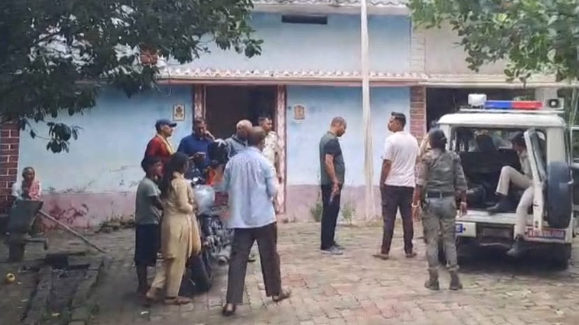 मौके पर मौजूद पुलिसकर्मी