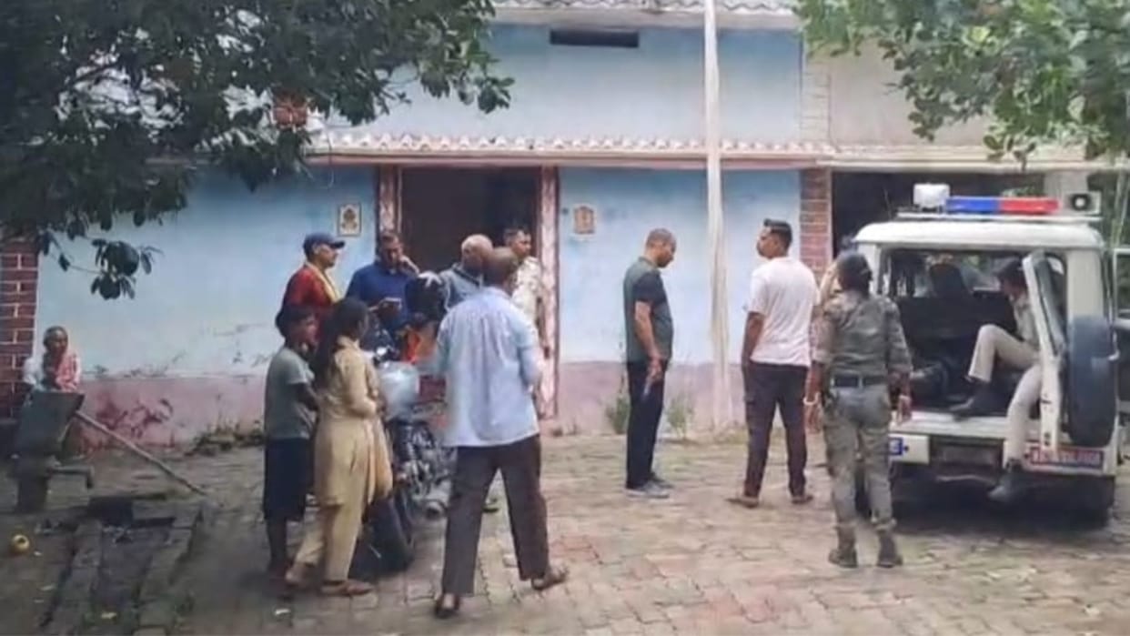 gaya army family house robbery elderly couple attacked panchanpur tikari bihar news