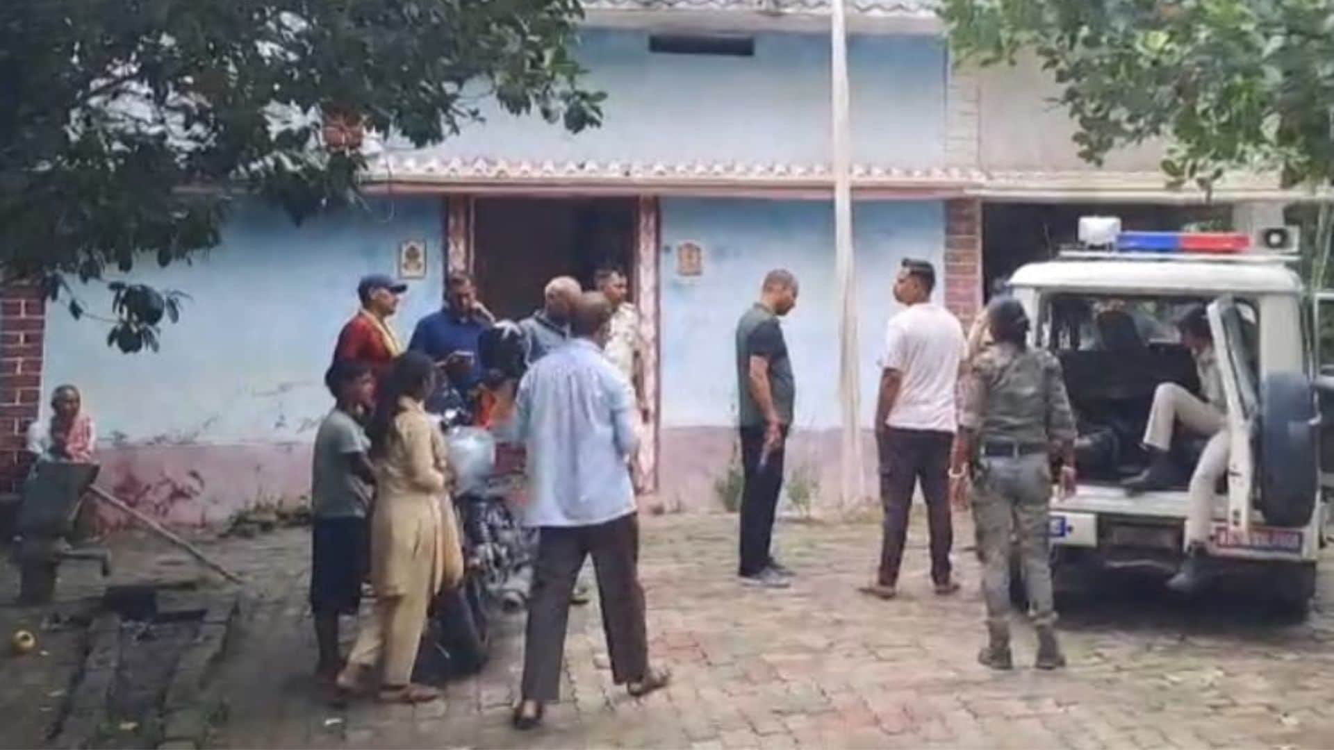 मौके पर मौजूद पुलिसकर्मी