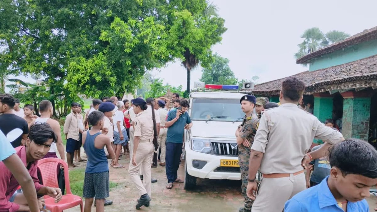 Bihar: पूर्व मुखिया के घर के पास देर रात बमबाजी और फायरिंग, तीन धमाकों से दहला इलाका; एक जिंदा बम बरामद