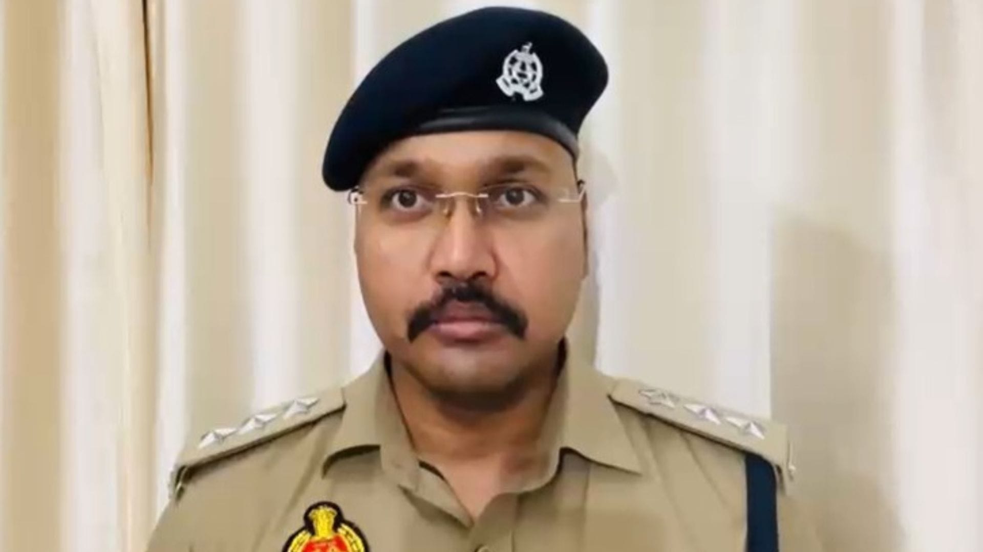 मामले की जानकारी देते हुए।