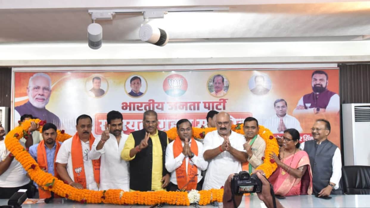 jan suraj former candidate dr manoj kumar singh joins bjp with supporters bihar news