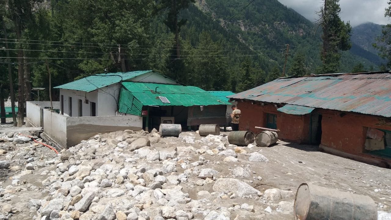 मस्तरंग स्थित आईटीबीपी परिसर में घुसा मलबा और बड़े-बड़े पत्थर।