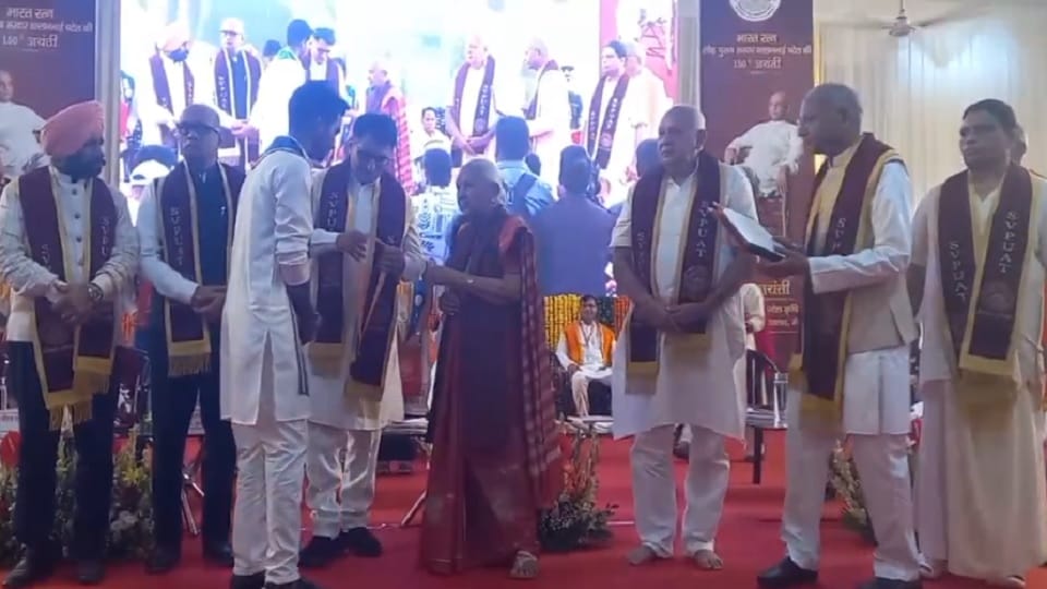 Meerut: कृषि विश्वविद्यालय में दीक्षांत समारोह, राज्यपाल ने 450 विद्यार्थियों को दीं उपाधियां, 21 को पदक
