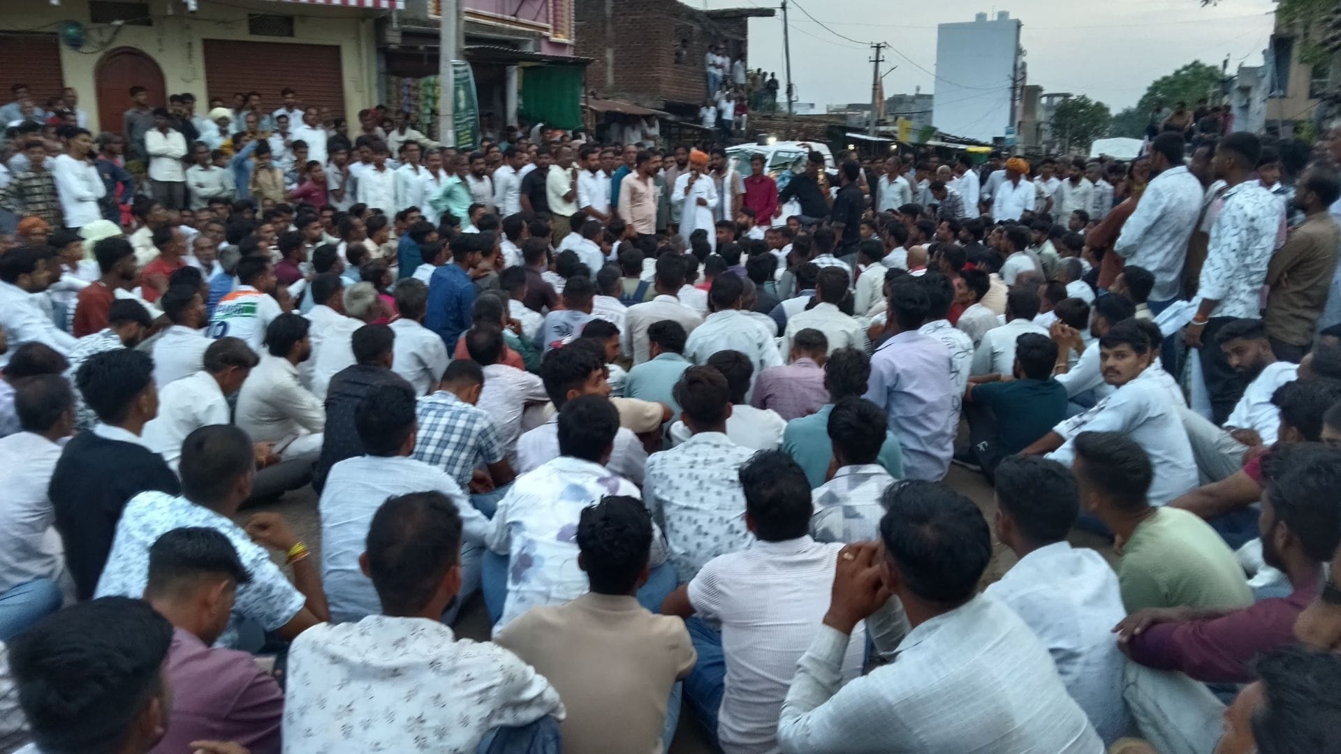 नवविवाहिता की मौत के बाद माहौल हुआ तनावपूर्ण