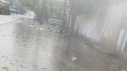 Kanpur: Water entered factories; operations stalled in Dada Nagar due to an eight-hour power outage