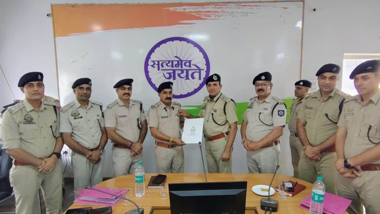 पुलिस विभाग में बेहतरीन सेवाओं के लिए अवॉर्ड लेते पुलिस के जवान।