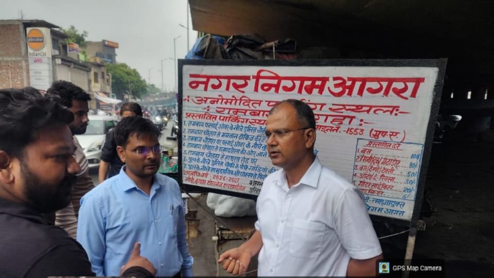 Municipal Corporation officials caught illegal fee collection at a parking lot in agra