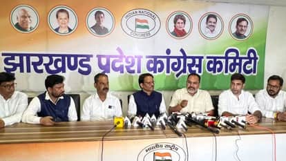 प्रेस कॉन्फ्रेंस में झारखंड कांग्रेस प्रभारी और विधायक
