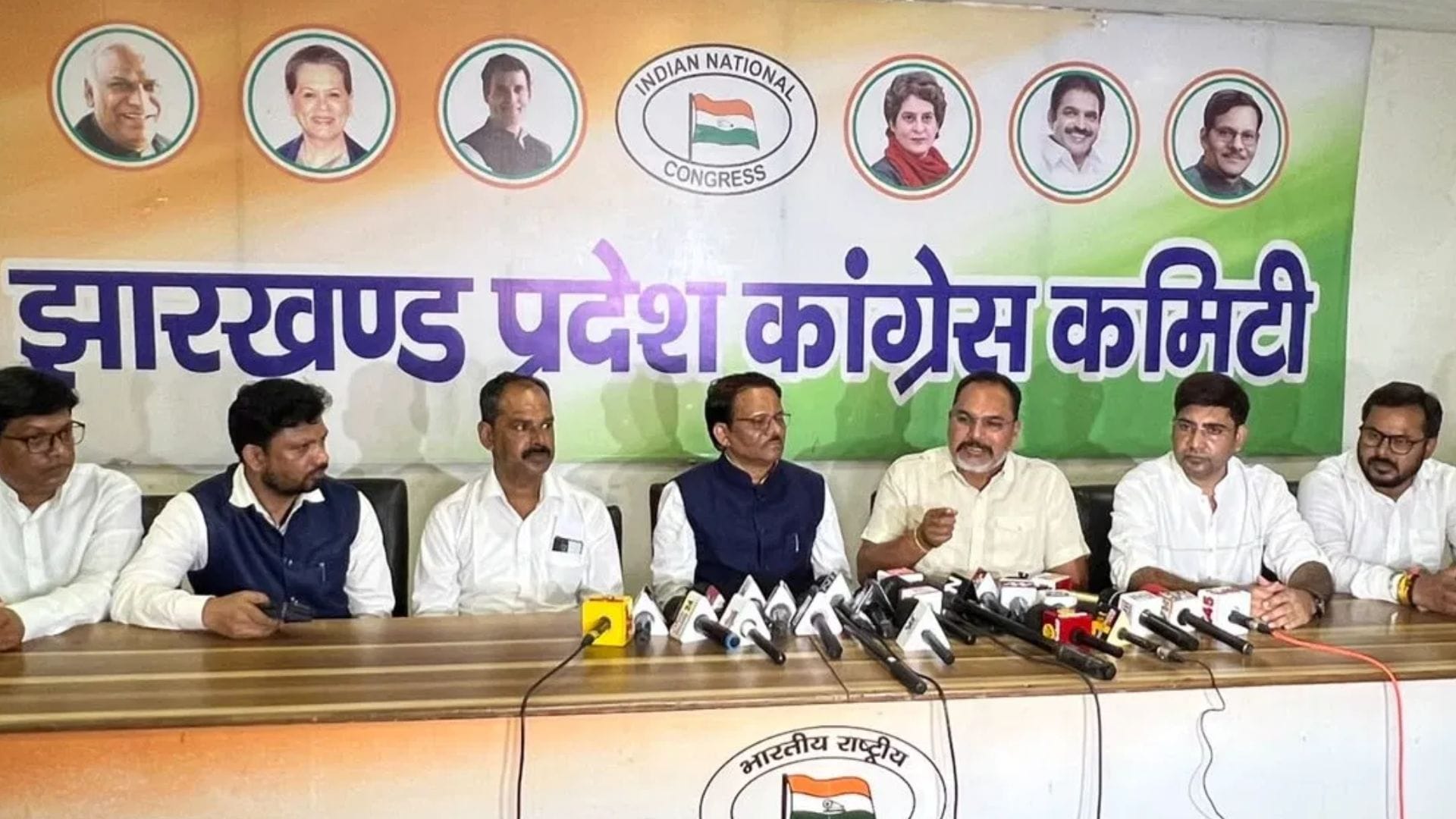 प्रेस कॉन्फ्रेंस में झारखंड कांग्रेस प्रभारी और विधायक