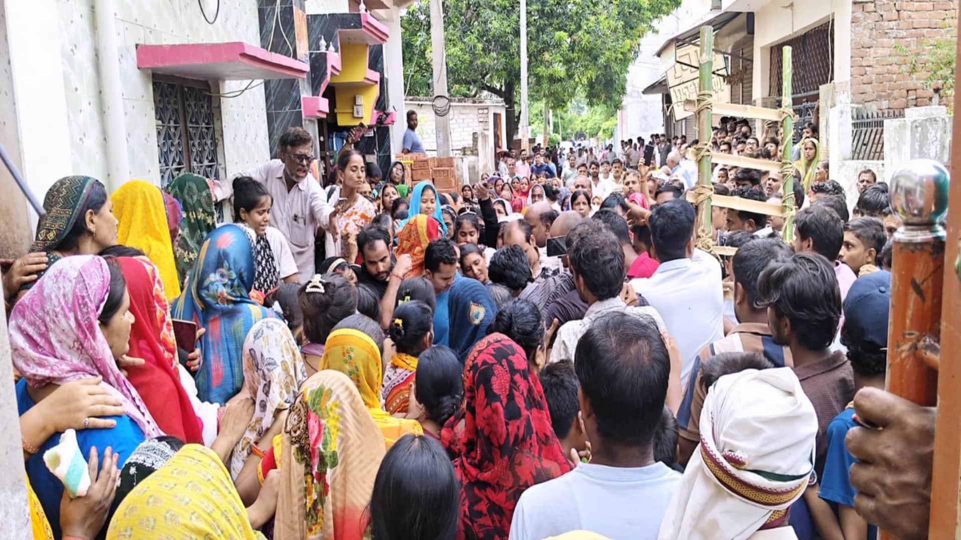प्रतापगढ़ में सगे भाइयों का शव घर पहुंचने पर उमड़ी भीड़।