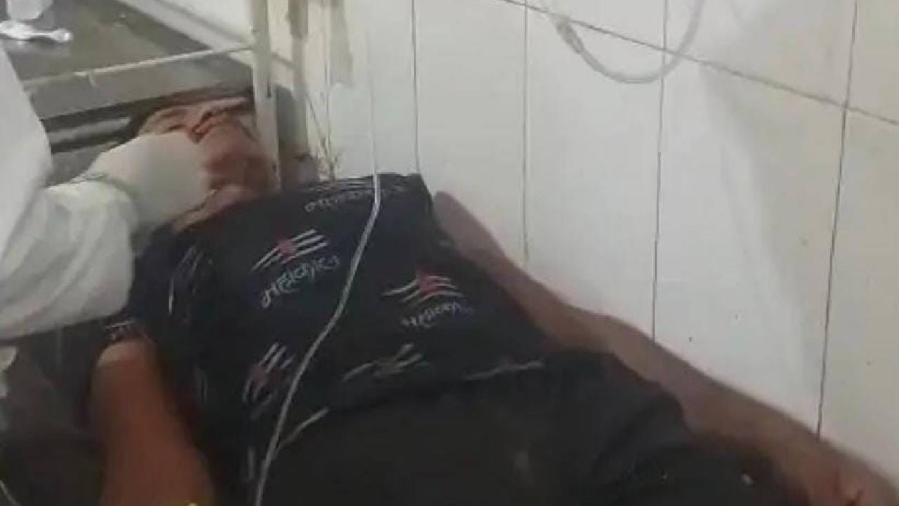 पिता-पुत्र इलाज के लिए अस्पताल में भर्ती।