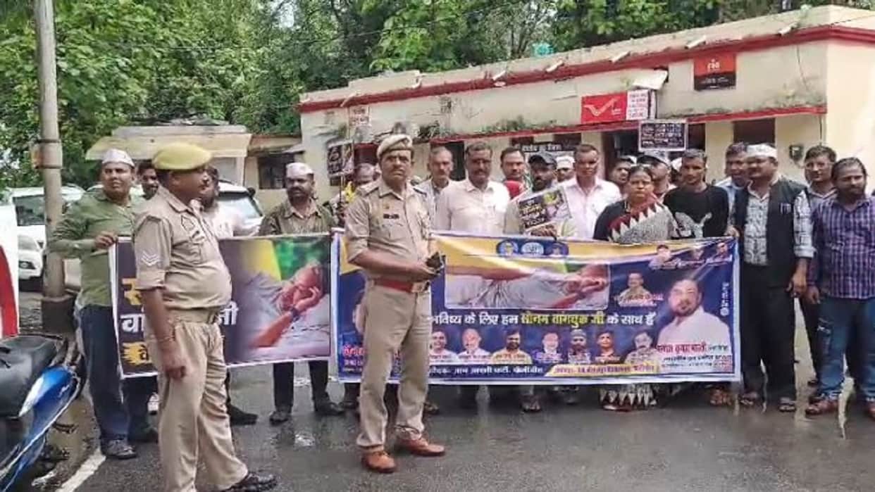 Aam Aadmi Party workers protests in support of Sonam Wangchuk in Pilibhit