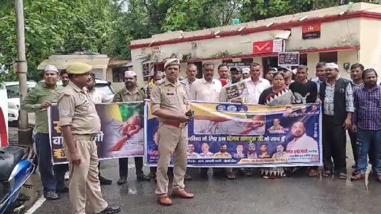 Aam Aadmi Party workers protests in support of Sonam Wangchuk in Pilibhit