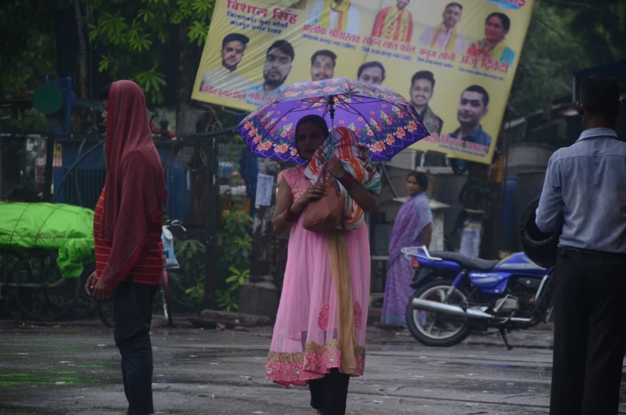 Kanpur: 24-hour drizzle brings relief from heat, benefits farmers but disrupts commuters