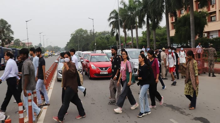 जंतर-मंतर प्रदर्शन: गूगल का कनेक्शन कटा, भूल भुलैया बनी लुटियन दिल्ली; नहीं बने कैब के बिल, ऑनलाइन पेमेंट ठप Internet suspended in New Delhi Jantar Mantar protest directions Google Maps stopped working