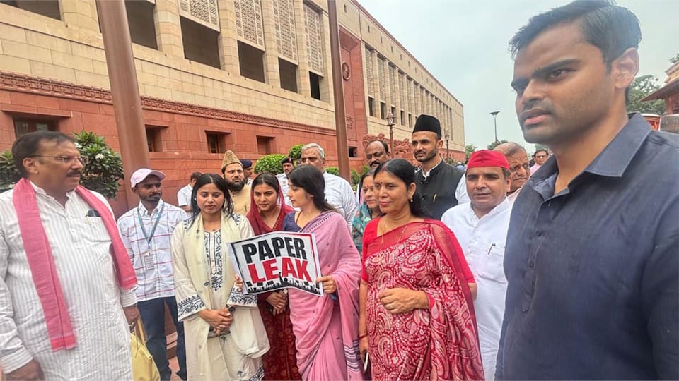 Samajwadi Party MPs march from Parliament to Jantar Mantar in support of students demand resignations