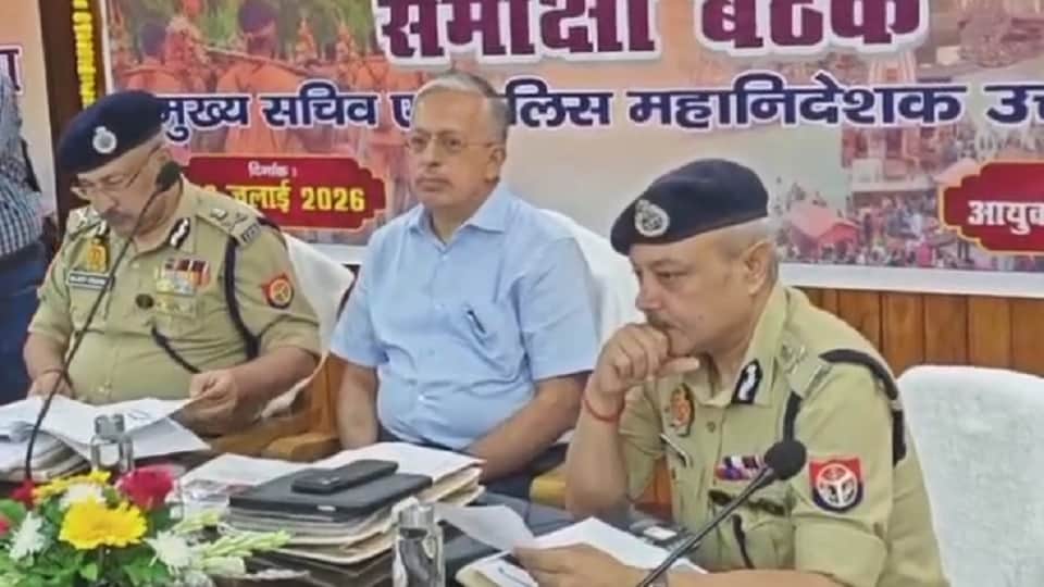 समीक्षा बैठक करके अधिकारी।