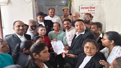 सोनम वांगचुक के समर्थन में कलेक्ट्रेट पर प्रदर्शन करते आम आदमी पार्टी के कार्यकर्ता।