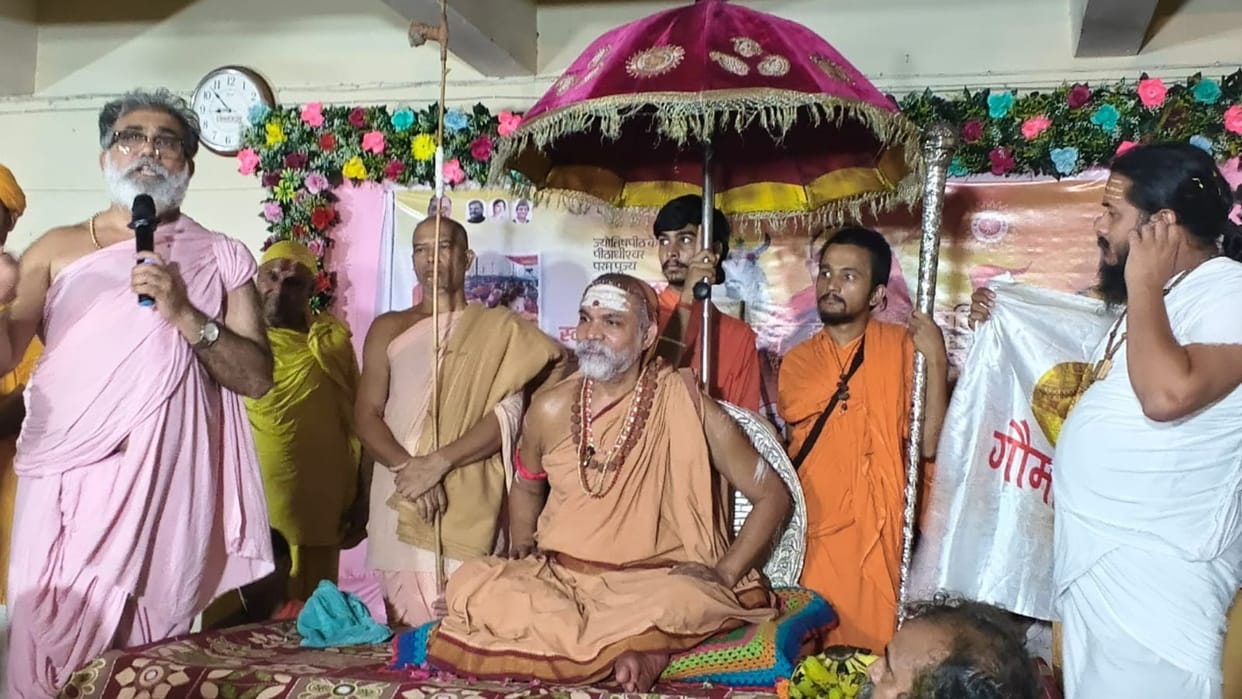 Shankaracharya arrives in Itwa, Siddharthnagar; appeals for stepping forward for cow protection.