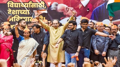 शिवाजी पार्क में सोनम वांगचुक के समर्थन में हुए प्रदर्शन में उद्धव ठाकरे भी शामिल हुए।