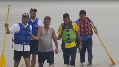टापू पर फंसे व्यक्ति को बचाया