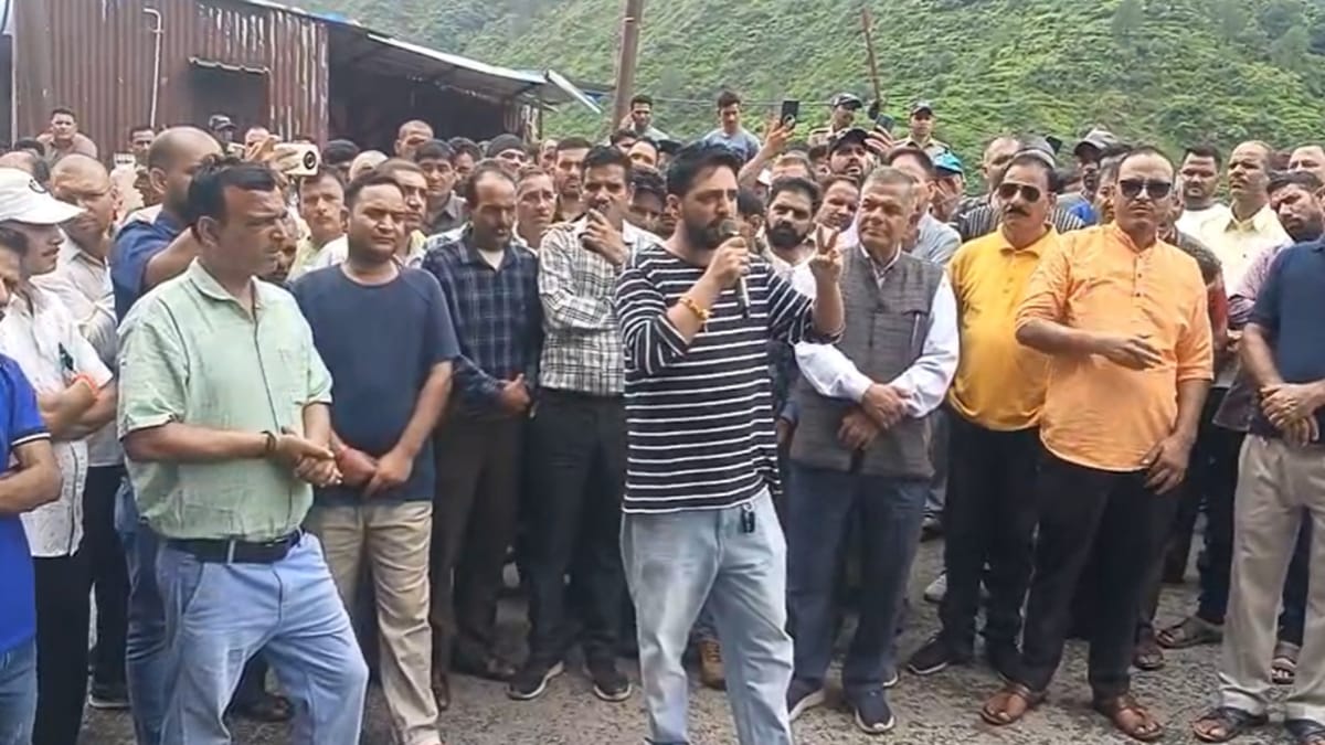 Tehri: केतन लाल प्रकरण, नाबालिग से दुष्कर्म के आरोपी की गिरफ्तारी की मांग को लेकर लोगों का धरना प्रदर्शन