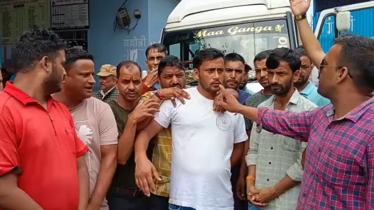 Uttarkashi: पुलिस पर बदसलूकी का आरोप, नदी में बहने से बाल-बाल बचा चालक, गुस्साए लोगों का धरना प्रदर्शन