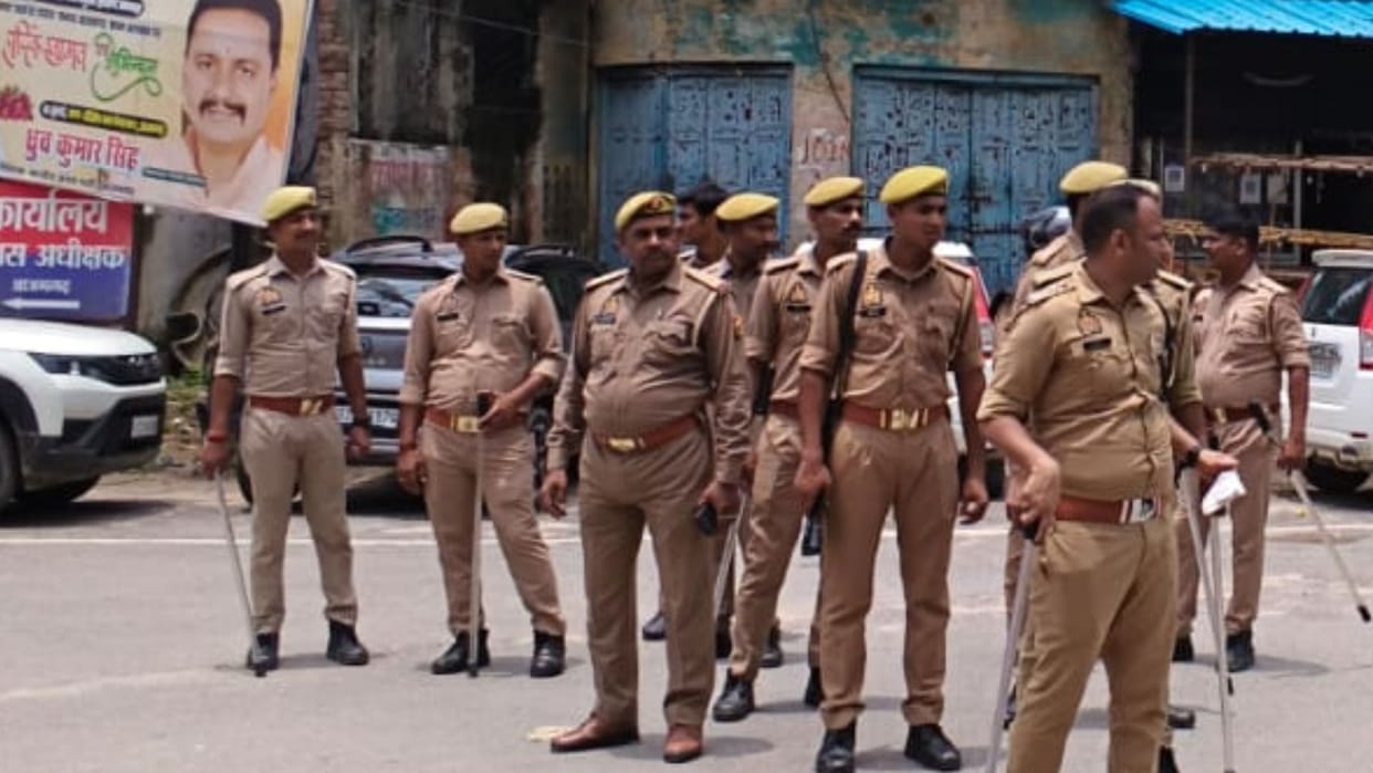 Students in Azamgarh staged protest and raised slogans against lathi-charge at Jantar Mantar