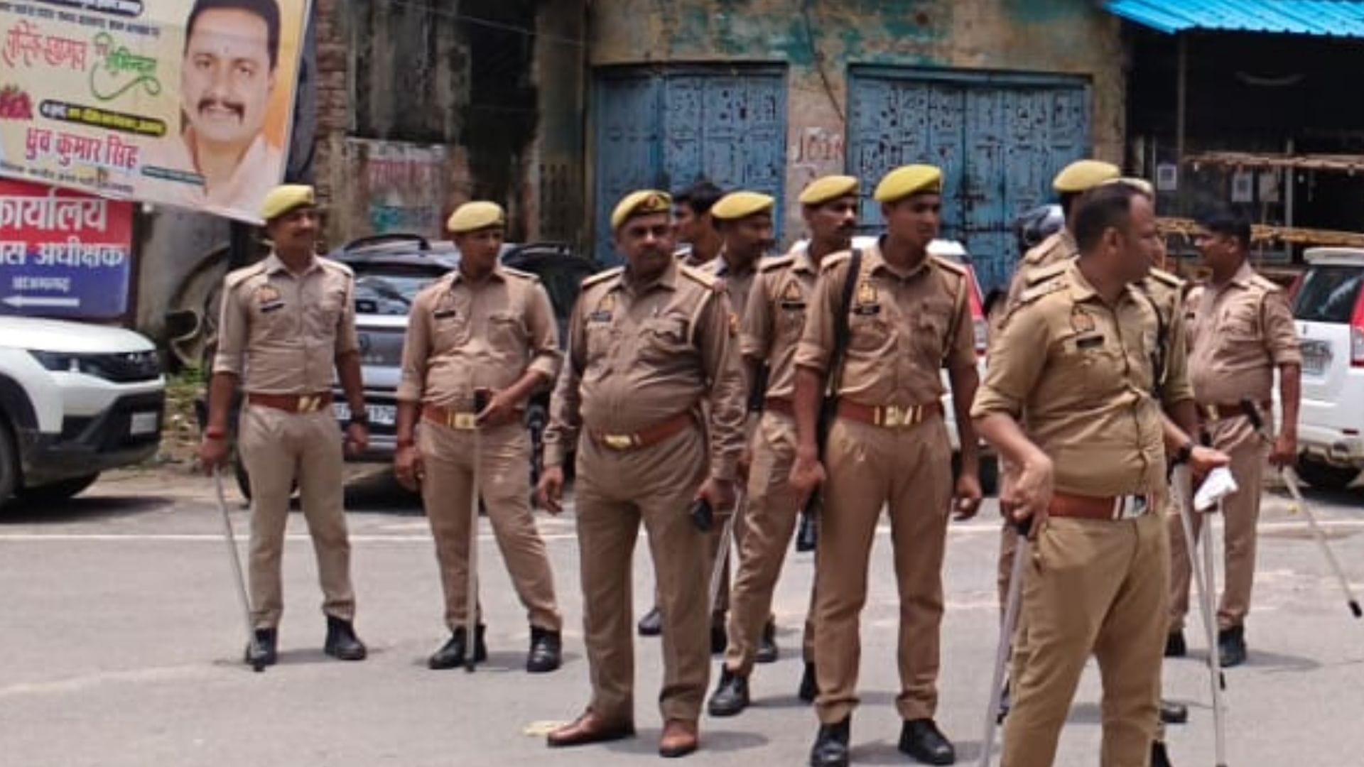 आजमगढ़ में तैनात पुलिस फोर्स