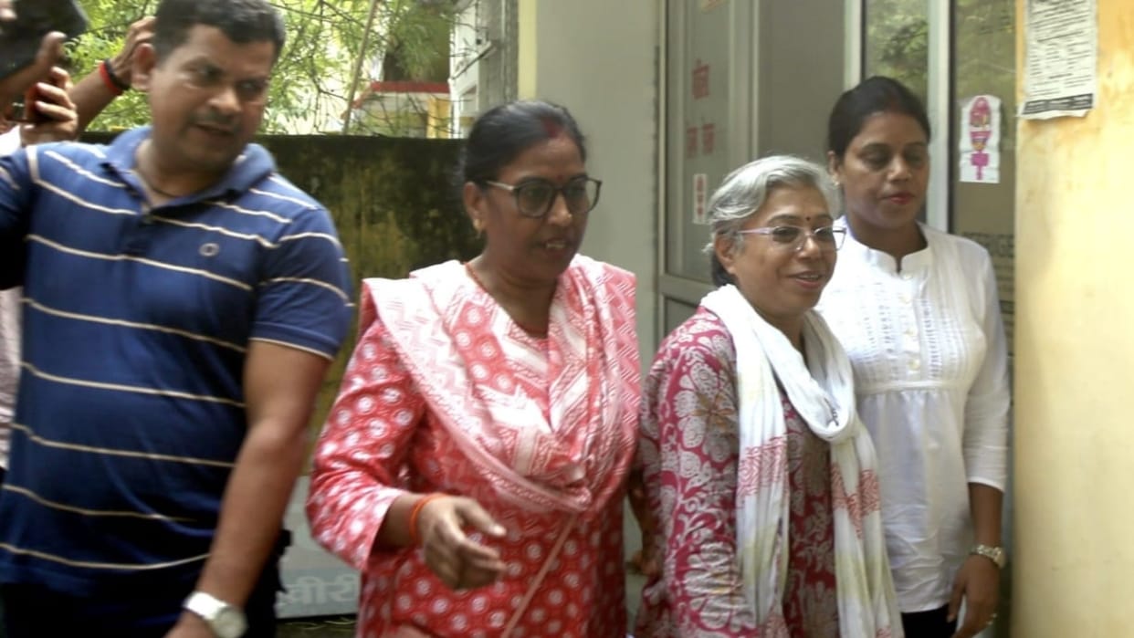 vigilance team caught a female clerk accepting a bribe in Lakhimpur Kheri